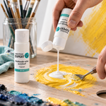 Witte acrylverf van Painting by Numbers Expert wordt gemengd met gele verf op een palet